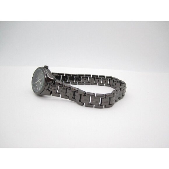 Women QMax Quartz WR Analog 25mm Dial Causal Round Watch (F637) - Picture 10 of 10